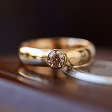 Load image into Gallery viewer, Thick band champagne solitaire
