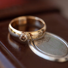 Load image into Gallery viewer, Thick band champagne solitaire
