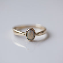 טען תמונה לצפייה בגלריה, White australian opal ring
