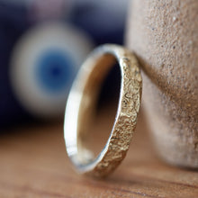 טען תמונה לצפייה בגלריה, Stone textured wedding ring

