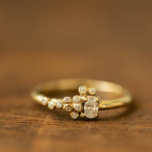 Asymmetric bubbly diamonds ring