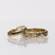 טען תמונה לצפייה בגלריה, Boulder&amp; textured half round wedding rings
