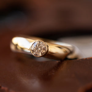 Thick band champagne solitaire