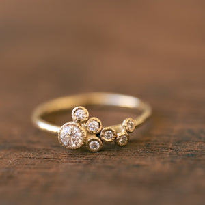 Organic scattered bubble ring with white diamonds