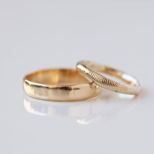טבעות זהב לנישואין עם הדפסי אצבע מרובע