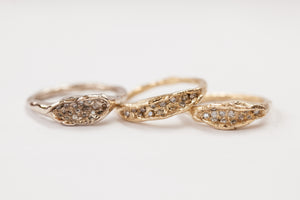טבעת מערה גדולה משובצת יהלומים חומים