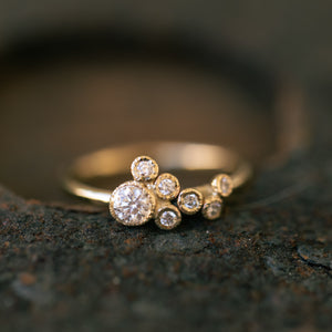 Organic scattered bubble ring with white diamonds