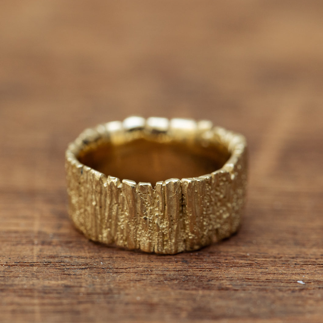 Wide grooved trunk ring