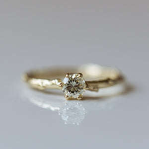טבעת ענף סוליטר משובצת יהלום לבן