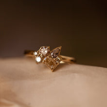 טען תמונה לצפייה בגלריה, Crown Royal Cluster diamond ring
