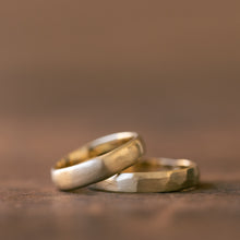 Load image into Gallery viewer, Faceted&amp; Smooth raw gold wedding rings
