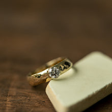 טען תמונה לצפייה בגלריה, Chubby raw gold ring with white diamond
