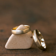 Load image into Gallery viewer, Faceted&amp; Smooth raw gold wedding rings
