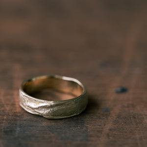 Overlapped leaf gold ring