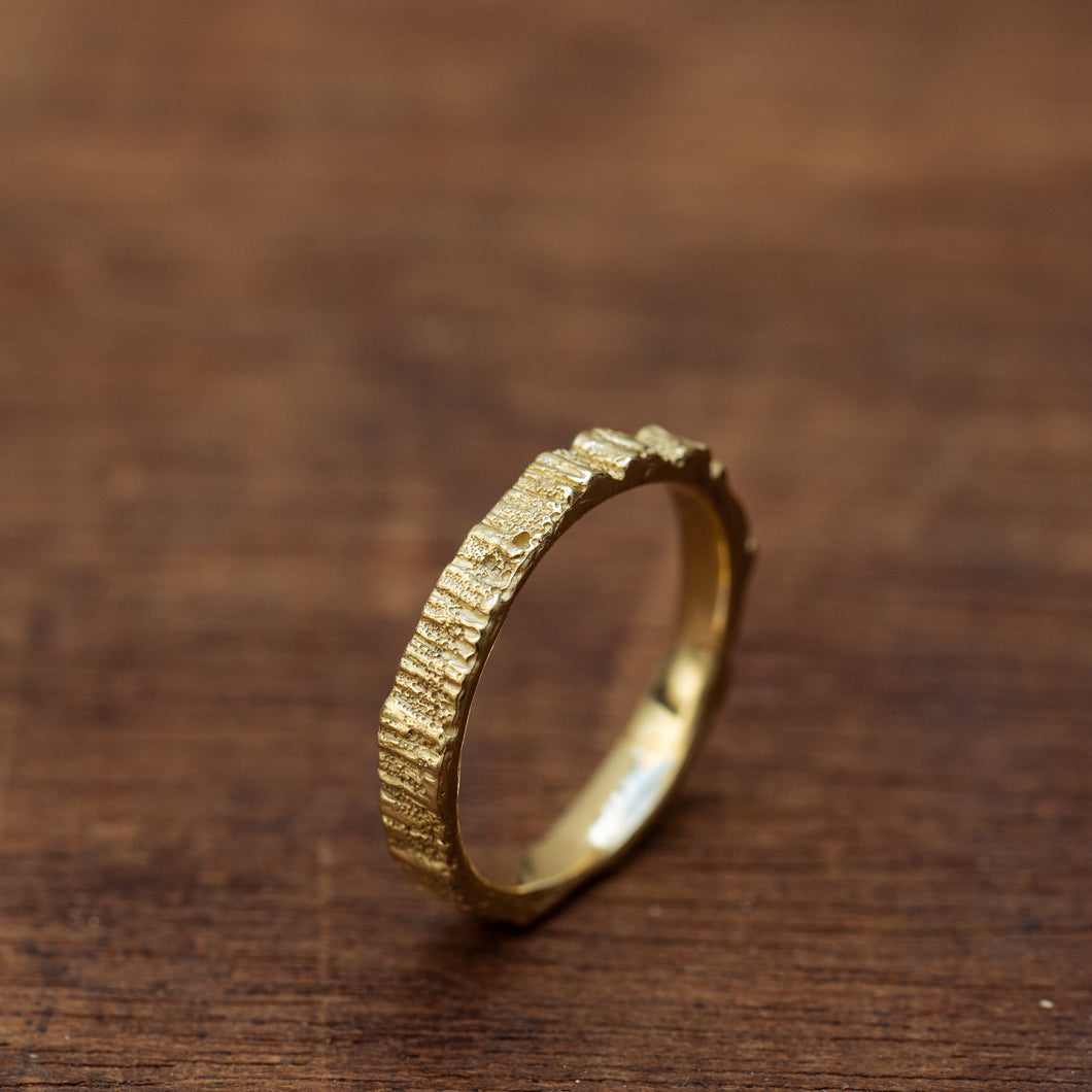 Thin grooved gold ring