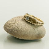 Single white diamond concave gold ring