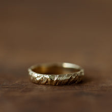 Load image into Gallery viewer, Mountains gold wedding ring
