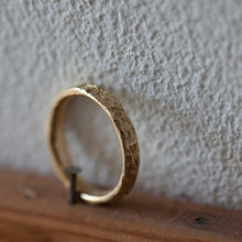 טען תמונה לצפייה בגלריה, Stone textured wedding ring
