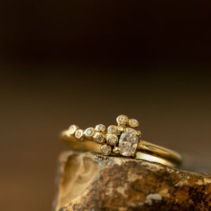 Asymmetric bubbly diamonds ring