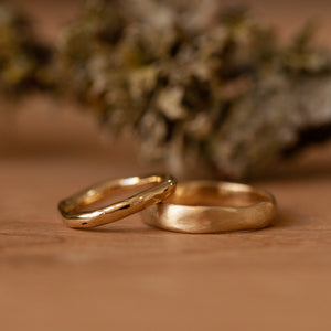 Classic raw & thin gold rings