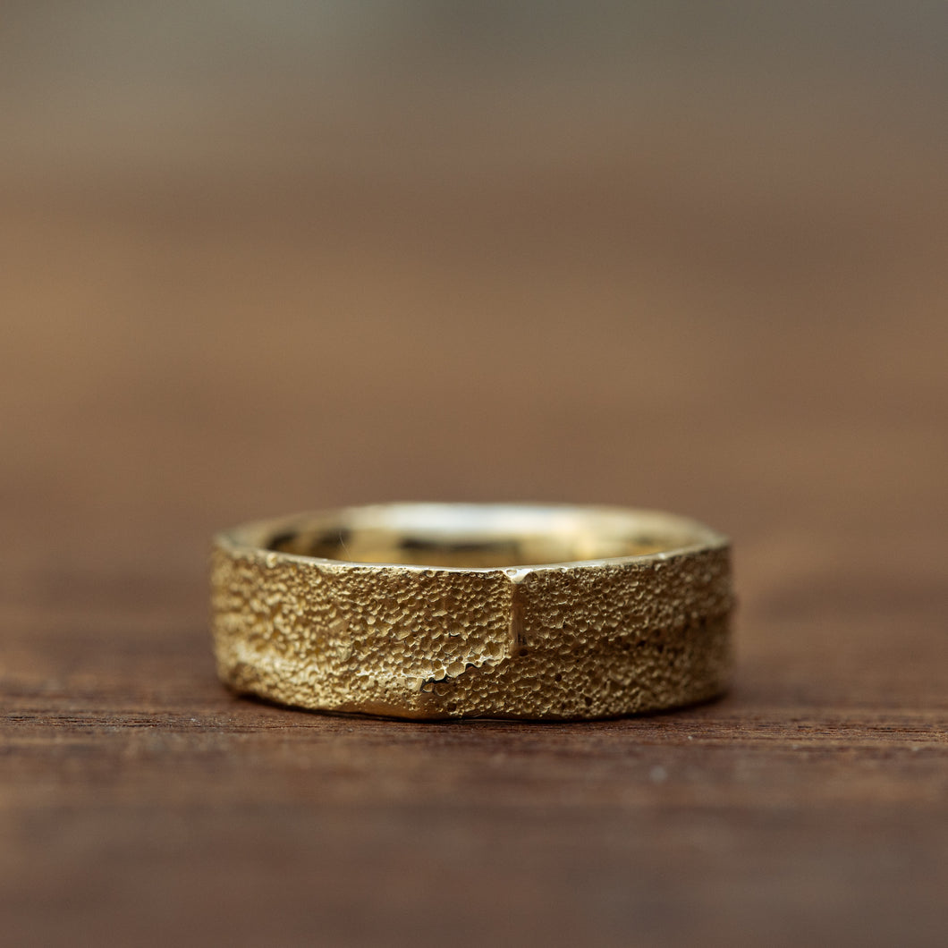 Overlapped textured ring