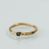 טבעת גולמית מזהב משובצת יהלום גולמי