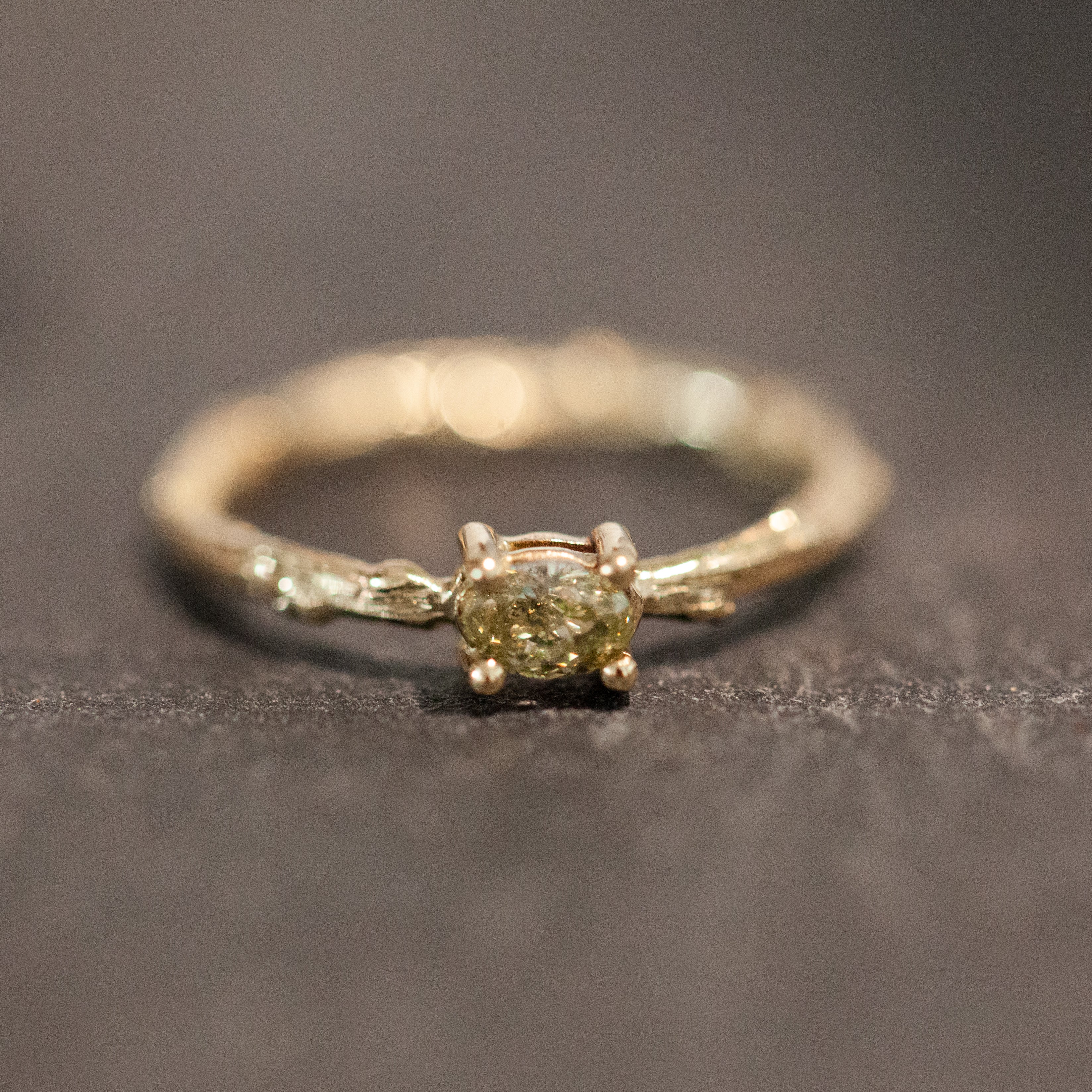 טבעת ענף סוליטר משובצת יהלום אובלי