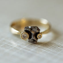 טען תמונה לצפייה בגלריה, Tri stone Meteorite gold ring
