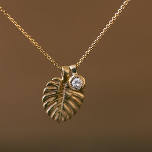 Philodendron leaf pendant with white diamond