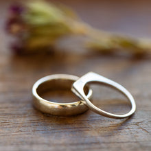 Load image into Gallery viewer, Chubby &amp; Geomatric gold wedding rings
