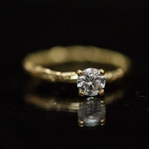 טבעת ענף סוליטר משובצת יהלום לבן