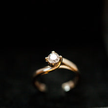 Load image into Gallery viewer, High twist solitaire ring
