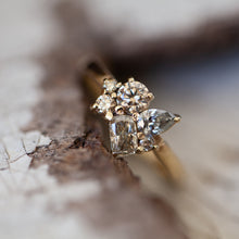 טען תמונה לצפייה בגלריה, Crown Royal Cluster diamond ring
